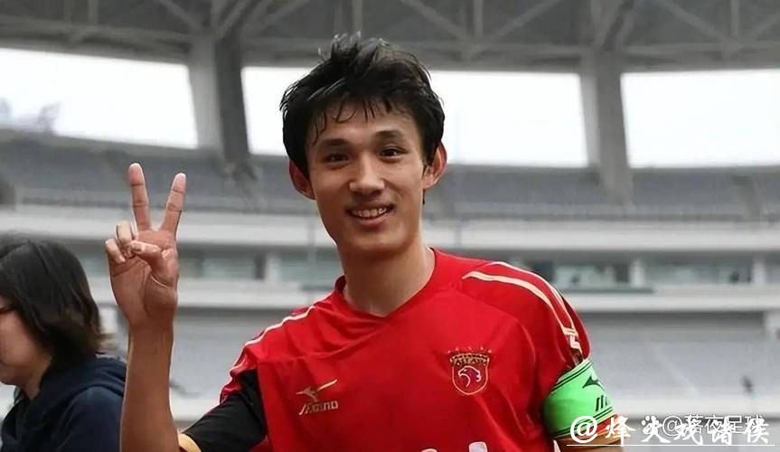 36 岁 “老黄忠” 王燊超再战一年，“带刀侍卫”靠啥关键时刻总能进球？