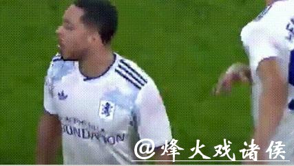 “你是我儿子” 争议一幕：54岁英超名帅怒推球员+拒拥抱 后者尴尬